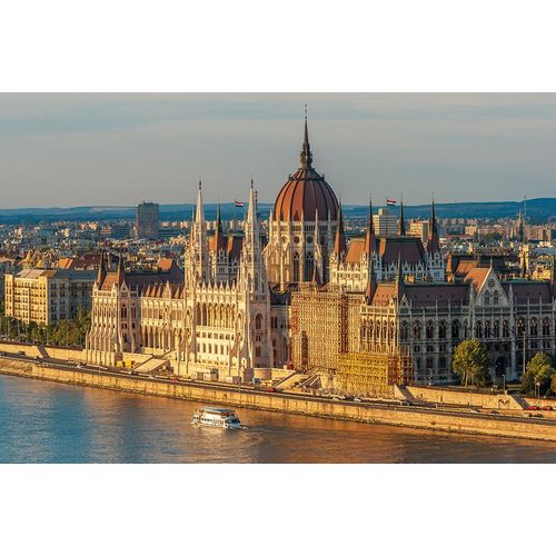 Haseltine, Tom 아티스트의 Tour boat passes Hungarys Parliament-built between 1884-1902 is the countrys largest building-It ha작품입니다.